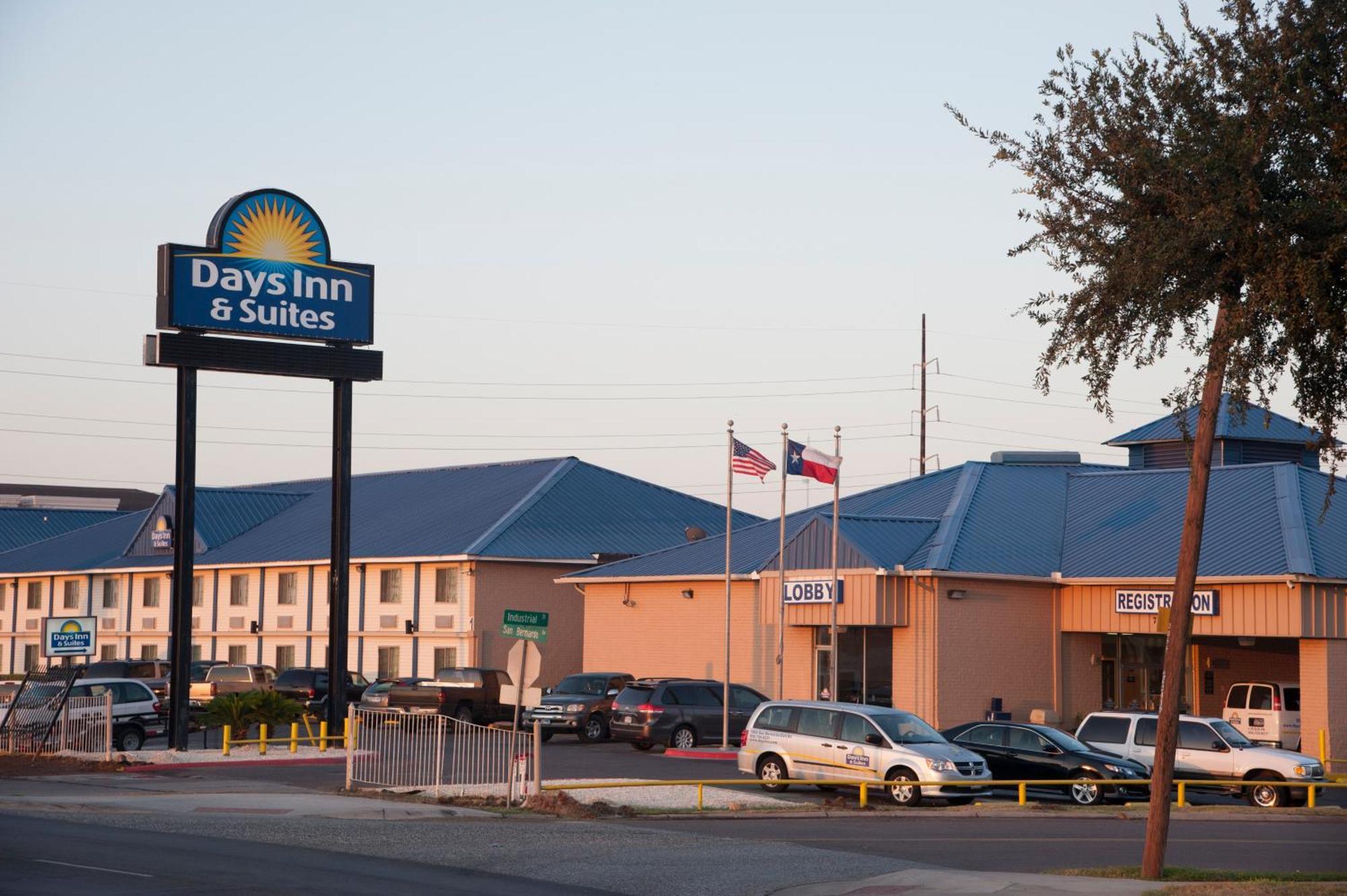 Days Inn & Suites By Wyndham Laredo Kültér fotó